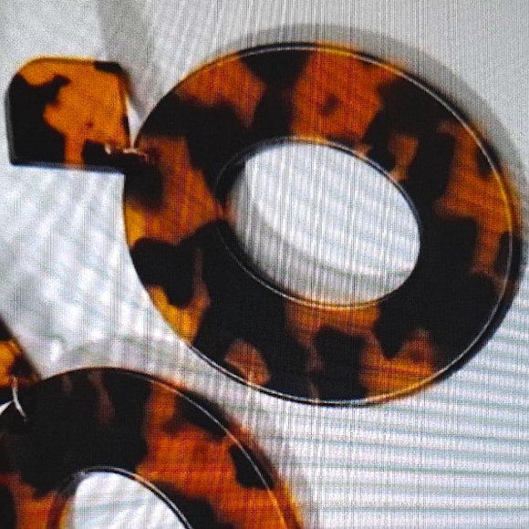 Free People Resin Drop Hoop Earrings Brown Black Tortoiseshell Pattern NEW - Picture 2 of 7